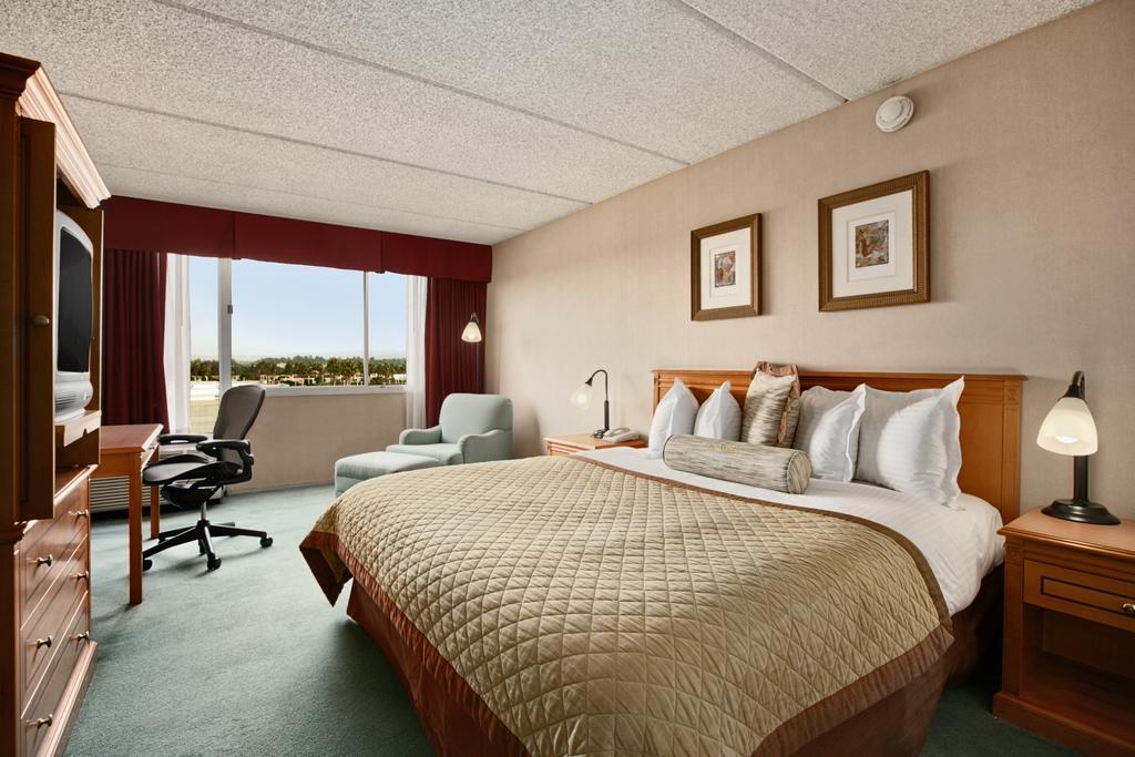 Howard Johnson By Wyndham Fullerton/Anaheim Conference Cntr Exteriér fotografie